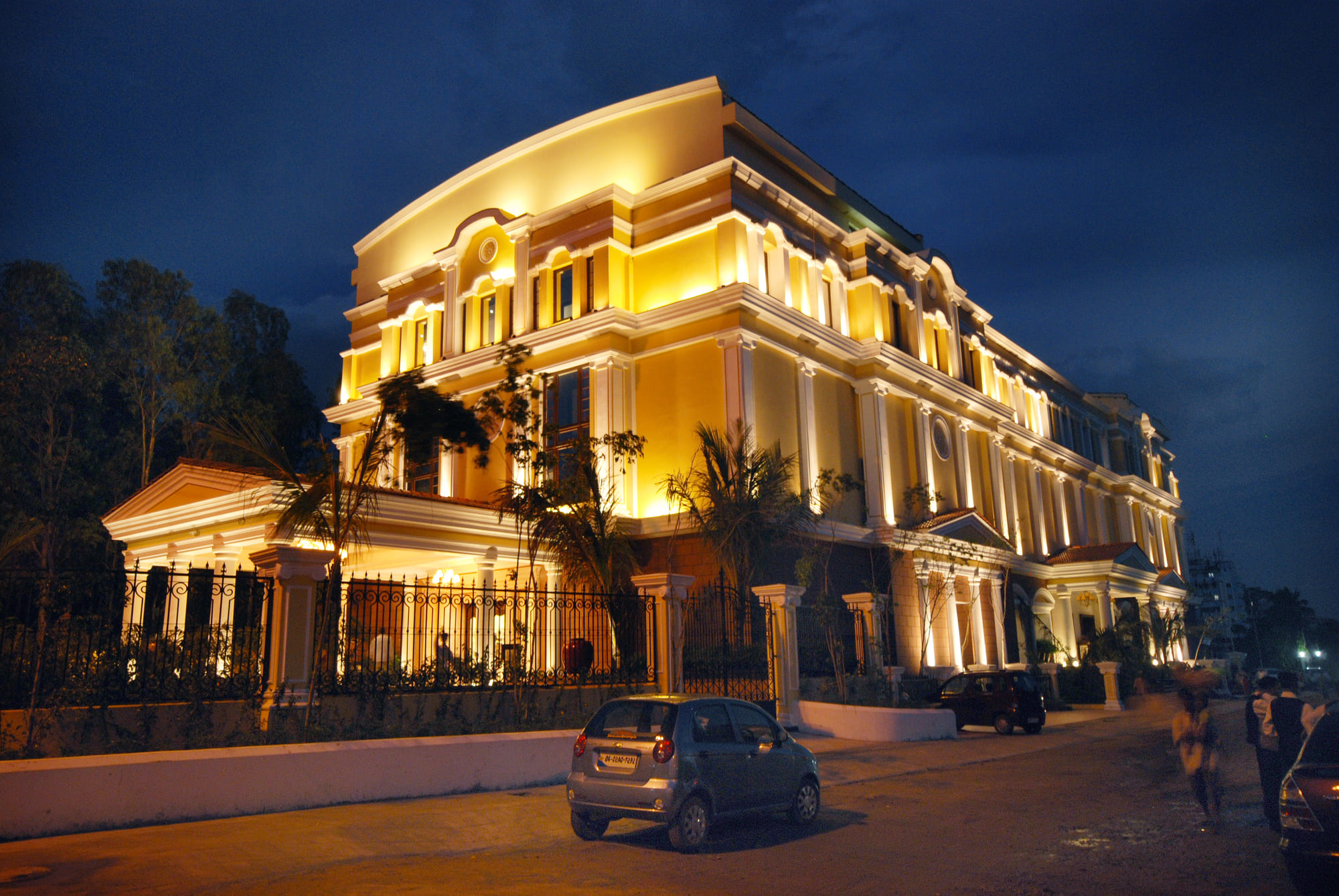 Dining at MAYFAIR Convention