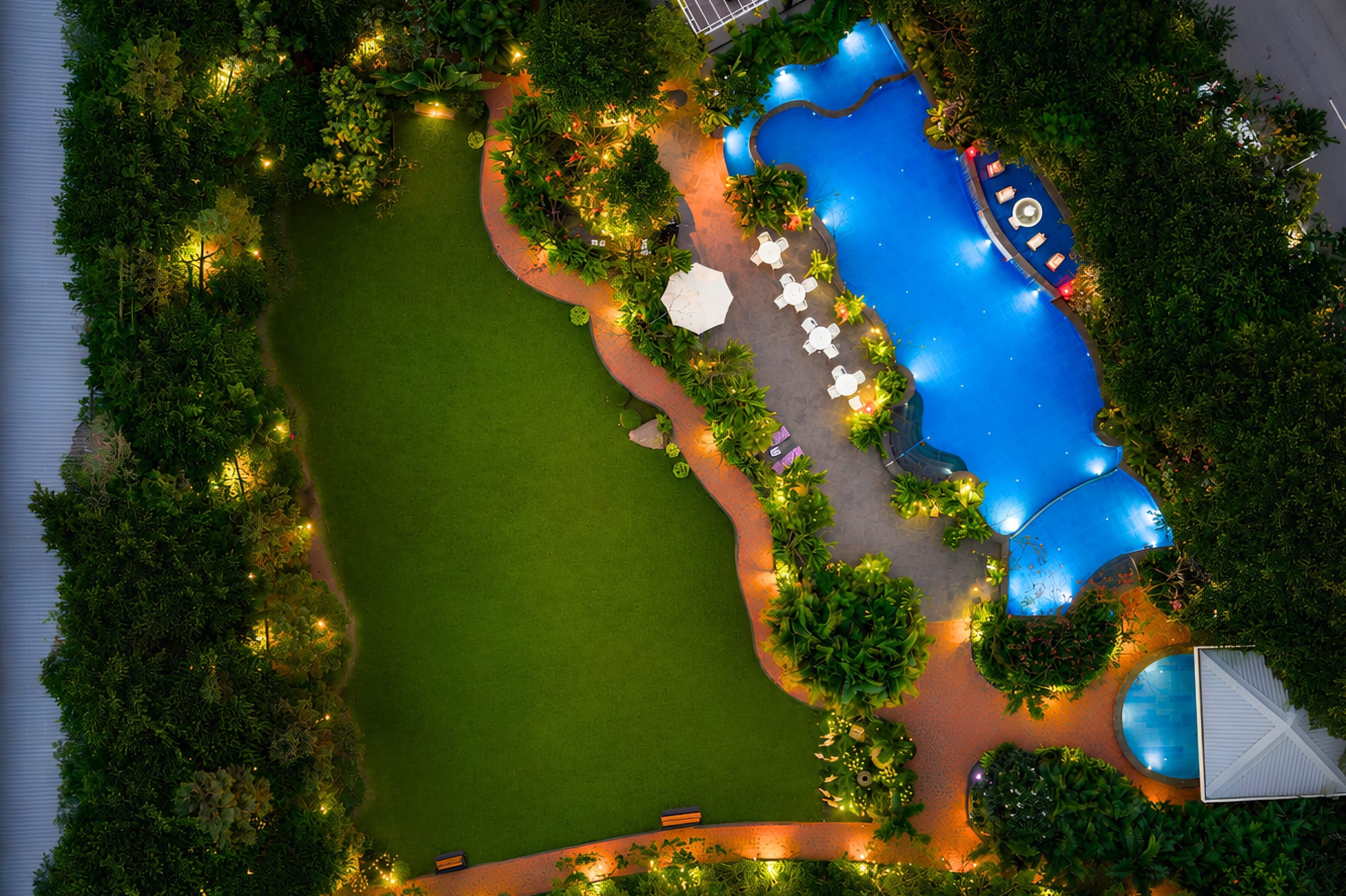 Dining at MAYFAIR Oasis Resort & Convention